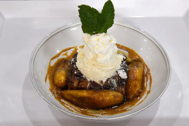 CINNAMON ROLL BREAD PUDDING