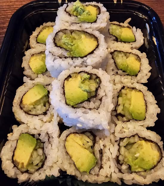 🥒 Avocado & Cucumber Roll