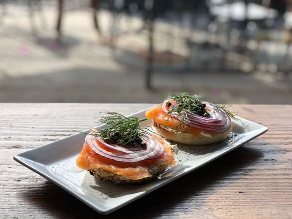 Bagel w/ Lox